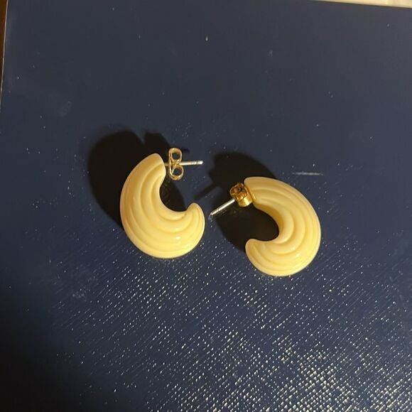 Avon Vintage Ivoryesque Pierced Earrings Hoops Acrylic - Picture 3 of 3